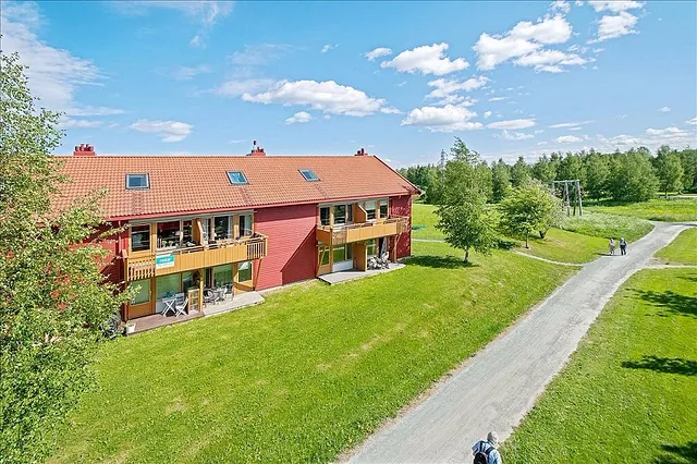 Leilighetsbygg med grøntområde