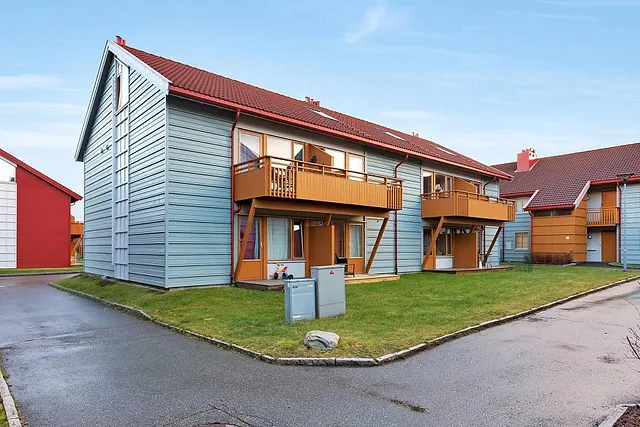 Blått leilighetsbygg med balkonger