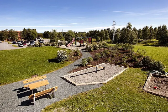 Uteområde med lekeplass