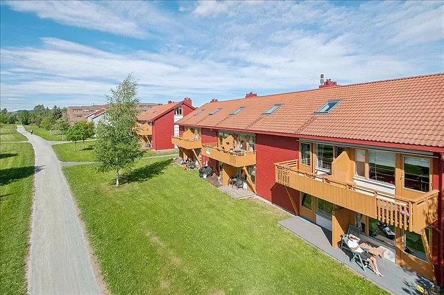 Grus vei i grøntområde ved leilighetsbygg